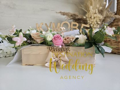 Комплект с украсенa щайгичка за канене на кумове в капучино