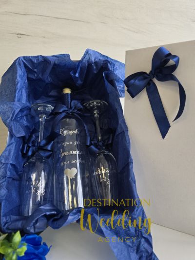 Комплект за канене на кумове с чаши за шампанско и бутилка