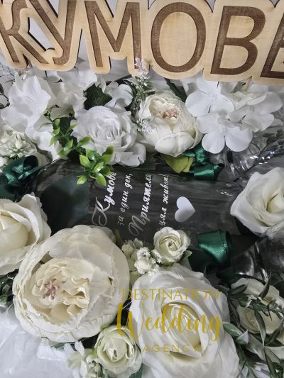 Комплект украсена кошничка за канене на кумове в бяло