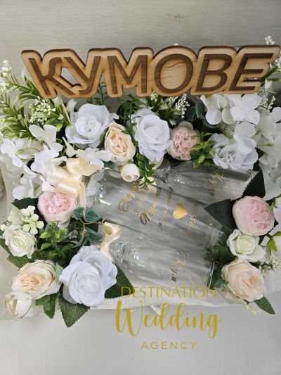 Комплект с украсенa щайгичка за канене на кумове в розово и екрю
