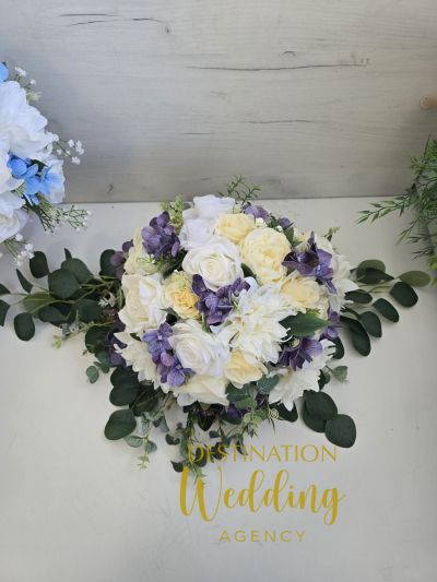Украса за кола с лилави, бели и екрю цветя (2)