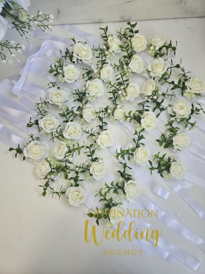 Бутониера с бяла розичка и зеленина