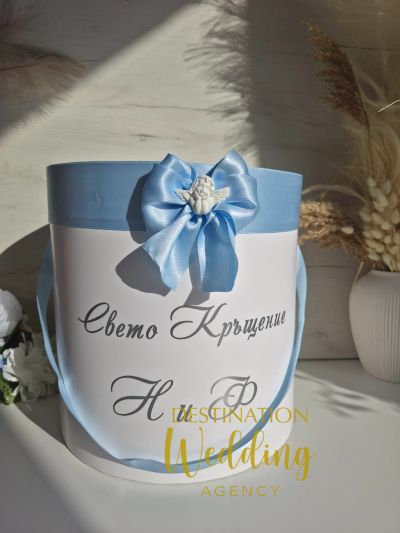 Кръгла кутия за подаръци със синя украса и ангелче